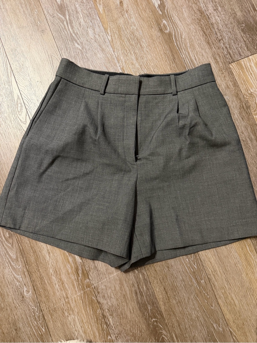 Aritzia babaton pleated mid thigh short - size 8